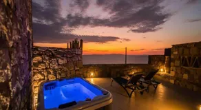 Suite with Jacuzzi & Sea View - Image 5