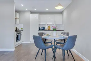 Two Bedroom Apartment in Hoxton - Image 5