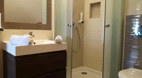 Parton Hotel & Bowling - Image 4