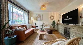 Willow Stream House - Spacious City Centre Riverside Home - FREE 2 Car Parking - Image 3