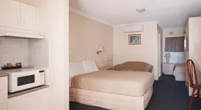 Holiday Lodge Motor Inn - Image 2