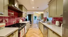 Impressive 5BR family home in Leafy - Image 3