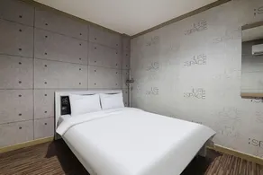 Queen Motel Andong - Image 1