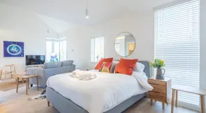 Luxury Central Apt Riverside Views and Parking - Image 2
