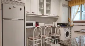 Apartamento en edificio nuevo, con piscina, vistas a la ría y al puerto, ESTANCIA MÍNIMA 14 noches, perfil familiar, no se admiten grupos de jovenes - Image 2