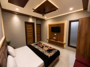 Crown Guest House - Image 2