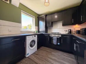 Luxury 3-Bed Townhouse | Free Parking | Central - Image 4