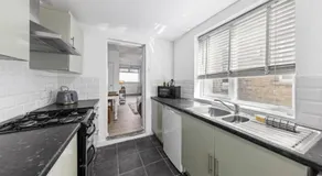 Spacious 3 bedroom home, sleeps 8, Parking, Central Rochester - Image 3