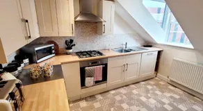 Apartment 4 - striking, 2 bedroom luxury apartment - close to town, mainline rail & theatre - Image 4