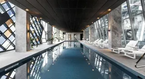 Chic 2BR Luxury Apt in Prime West Side Complex Center of It All - Image 3