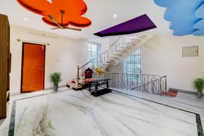 OYO Flagship Queens Palace - Image 4