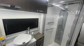 Gympie Luxury Caravan with ensuite bathroom - Image 2