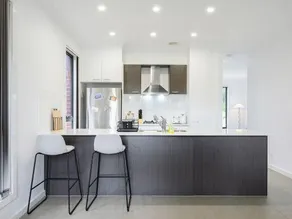 Lovely 4BR Austral Retreat Close to Station For 10 Guests - Image 5