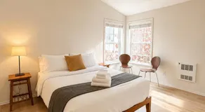 NEW Sleeps 8 Ballard Townhouse - Image 2
