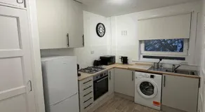 Spacious 2 bed apartment with private parking space - Image 3