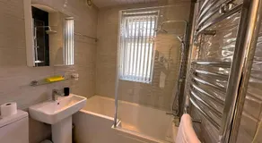 Luxurious House in Luton with free parking - Image 2