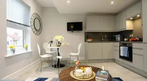 Aisiki Apartments at Stanhope Road, North Finchley, Airconditioned 3-Bedroom and 2-Bathroom, Pet-Friendly Duplex Flat, King or Twin Beds, with Free Wi-Fi - Image 2