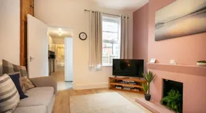 Spacious & Central Entire Home - Image 2