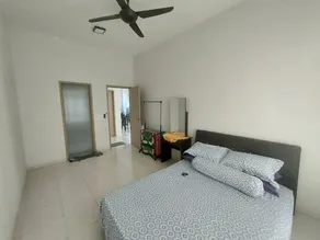 Cheerful 2-bedroom residential home with parking - Image 3