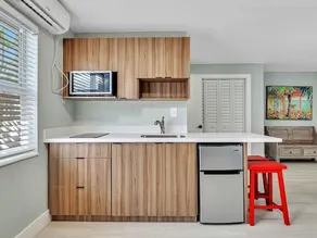 Beachside 1BR in Hollywood | Parking + WiFi - Image 3