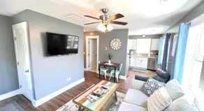 Stylish Cozy Tree House Pet Friendly!!! - Image 4
