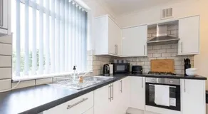 Spacious & Bright 3 Bedroom House in St Helens - Image 5