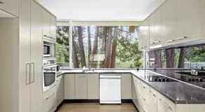 Quaint Queen Room in Pymble - Shared Bathroom and Amenities - Image 2