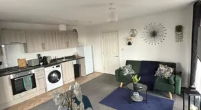 Luxe 1BR Apartment with Balcony - Free Parking - Image 2