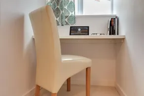 Charming 3BR Penthouse in Bishop's Stortford - Image 5