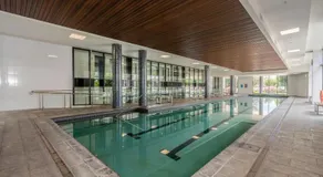 Bright 2-Bed Flat Near City Amenities - Image 2