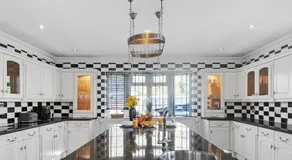 Contractor House - Heathrow & M25, Parking, Wi-Fi - Image 3