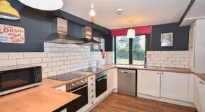 Convenient 4BED Budget Apartment in Headingley - Image 3