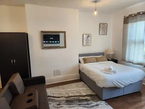 Immaculate 1-bedroom in Greenhithe - Image 2