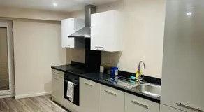 Executive 2 Bed Condo with Free Parking - Image 2