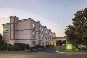La Quinta Inn Suites By Wyndham Davis - Image 2