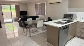 4 bedrooms with queen sized bed each room - Image 3