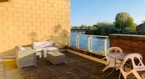 Stylish 2 Bed Apt with River Views & Parking - City Centre & Bay - Image 3
