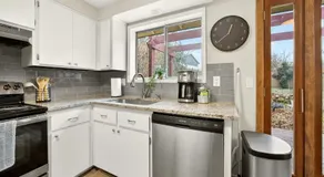 Clearview Comfort 3BR Near Airport  - Image 5