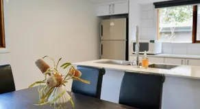 Honeysuckle St Cottage. Central Location. Sleeps 8 - Image 4