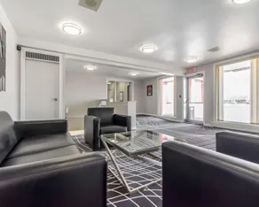 Econo Lodge - Image 3