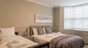 Comfortable 5-Bedroom House in Cheltenham - Image 2
