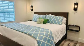 The whole shebang! A duplex and its guesthouse. - Image 2