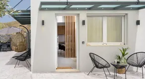 Onar Elegant Beachside Home - Image 4