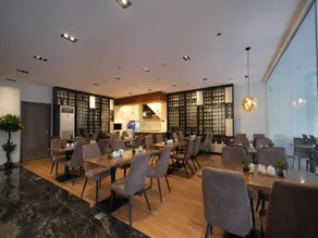 Griffin Hotel and Suites - Image 2