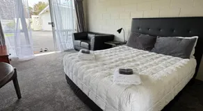 Fountain Court Motel - Image 2