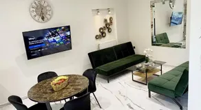 Luxury Home with Garden in the Suburbs - Image 3