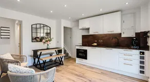 Romantic getaway UK with Private Sauna, King Bed, WiFi 517mbps & EV Charger - Image 2