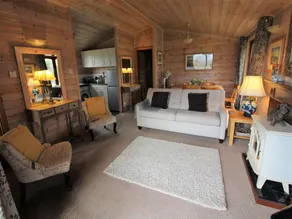 Charming Cottage in Romney Marsh Britain with Wooden Deck - Image 2
