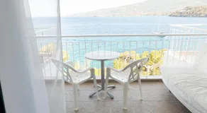 Beachfront Studio with Private Path to the Sea - Image 4