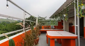 RedDoorz near The Jungle Waterpark Bogor - Image 2